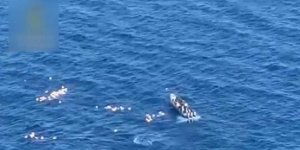 Tekneleri alabora olan polisleri kaçakçılar kurtardı
