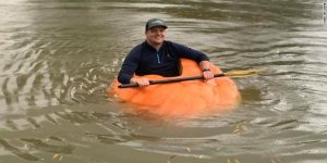 Yetiştirdiği balkabağını bot olarak kullanıyor