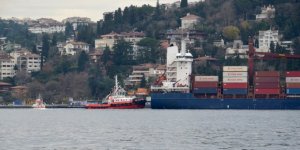 İstanbul Boğazı'nda bir gemi kıyıya çarptı