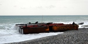 Antalya’da tonlarca ağırlıktaki platform sahile vurdu
