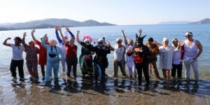 Çocuklar için kostümlerle denize girdiler