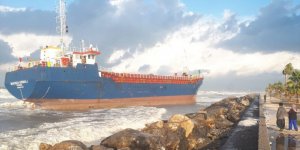 Kargo gemisi karaya oturdu