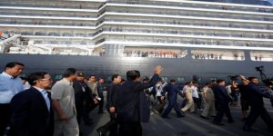 Reddedilen gemin yolcularını Kamboçya Başkanı çiçekle karşıladı