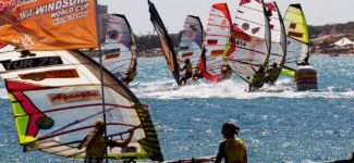 Sörf tutkunları Alaçatı'da buluştu