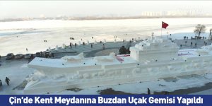 Çin'de Kent Meydanına Buzdan Uçak Gemisi Yapıldı