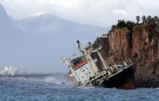 Sinop'ta yük gemisi yan yattı