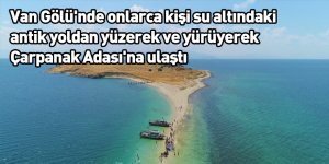 Van Gölü'nde onlarca kişi su altındaki antik yoldan yüzerek ve yürüyerek Çarpanak Adası'na ulaştı
