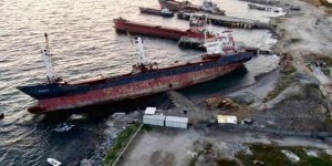 Kartal’da Fırtınada Yan Yatan Gemi Parçalara Ayrılıyor