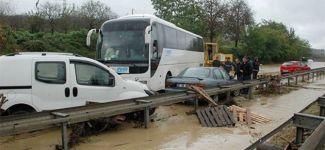 Sağanak yağmur D-100'ü kapattı