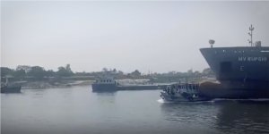 Bangladeş'te Yük Gemisi Yolcu Teknesine Çarptı! Dört Kişi Hayatını Kaybetti