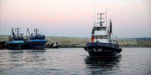 Karadeniz'de Balıkçılar Gün Batımında Av Yasağının Başlamasıyla Limana Döndü