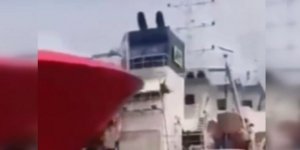 Cezayir Limanı’nda Yolcu Gemisi İle Petrol Tankeri Çatıştı