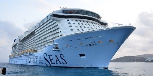 Dev Kruvaziyer, 4 Bin 281 Yolcuyla Kuşadası'na Geldi