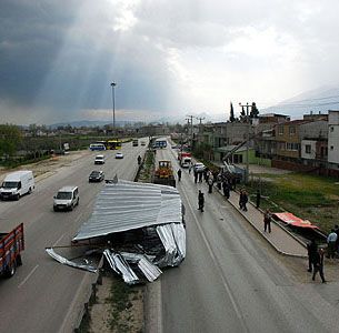 Lodos 1 tonluk barakayı savurdu