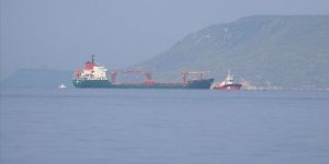 Çanakkale Boğazı'nda Arızalanan Gemi Römorkörle Çekildi