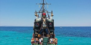 Ege'nin Turkuaz Renkli Koylarına "Korsan Gemisi" İle Yolculuk