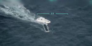 Deniz Kuvvetlerine Ait İHA, Yunanistan'ın Düzensiz Göçmenlerin Botunu Geri İttiği Anları Görüntüledi