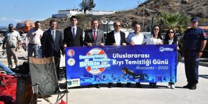 Bozcaada'da Denizden 40 Çuval Çöp Çıkarıldı