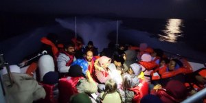 Çanakkale Açıklarında Botlarının Motoru Arızalanması Nedeniyle Sürüklenen 38 Göçmen Kurtarıldı