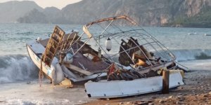 Antalya'da Batan Tekne Parçalanarak Sahile Vurdu