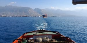 İskenderun Körfezi'nde Karaya Oturan Gemi Yüzdürülerek İzmir'e Götürülüyor