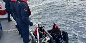Çanakkale Açıklarında 12 Göçmen Kurtarıldı