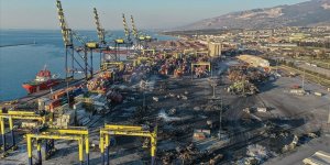 İskenderun Limanı'ndaki Yangında Kullanılamaz Hale Gelen Konteynerler Kaldırılıyor
