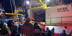 Depremzedelere 35 Balıkçı Teknesiyle Yardım Malzemesi Gönderildi