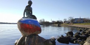 Kopenhag'da "Küçük Deniz Kızı" Heykelinin Bulunduğu Kaya Rus Bayrağı Renklerine Boyandı