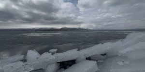 Çıldır Gölü'nün Yüzeyini Kaplayan Buz Tabakası Erimeye Başladı
