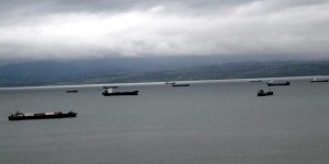 Sinop'ta Fırtına Nedeniyle Yük Gemileri Doğal Limana Sığındı