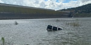 Fotoğraf Çekeyim Derken Aracı Göle Düştü
