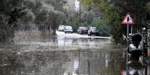 Şiddetli Yağışların Yol Açtığı Sel ve Toprak Kaymaları Can Aldı