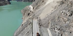 Artvin-Erzurum Kara Yolu, Heyelan Sonucu Ulaşıma Kapandı