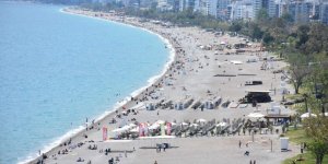 Antalya Sahillerinde Bayram Tatili Yoğunluğu Yaşanıyor