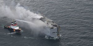 Otomobil Taşıyan Gemide Yangın Çıktı
