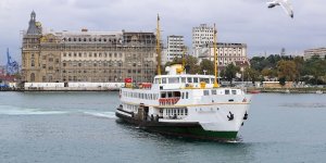 İstanbul'da Vapurdan Denize Düşen Kadın Kurtarıldı