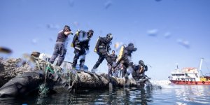 İzmir'de Deniz Polisi ve Dalgıç Ekipleri Dip Temizliği Yaptı