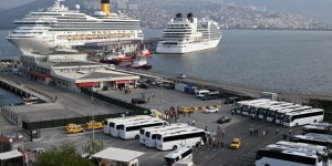 İzmir Limanı'na Yanaşan İki Kruvaziyerle Turist Hareketliliği Yaşandı