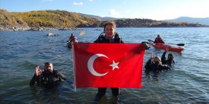Dalgıçlar, Nemrut Krater Gölü'nde Türk Bayrağı Açtı