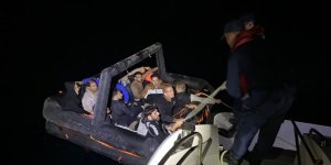 İzmir Açıklarında 74 Düzensiz Göçmen Kurtarıldı, 69 Göçmen Yakalandı
