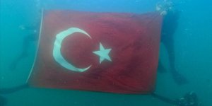 Dalgıçlar Van Gölü'nde Türk Bayrağı Açtı