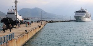 Kruvaziyer "Seven Seas Navigator" Alanya Limanı'na Demirledi