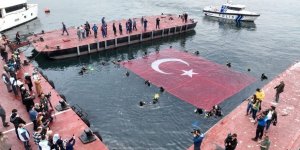 Engelli Öğrenciler, Haliç'ten Aldıkları Türk Bayrağını Deniz Üstünde Açtı