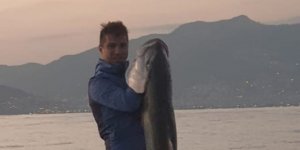Alanya'da Amatör Balıkçı, 1 Metre 60 Santimetre Uzunluğunda Akya Tuttu