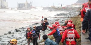 Artvin'de Karaya Oturan Yük Gemisinin 13 Kişilik Mürettebatı Tahliye Edildi