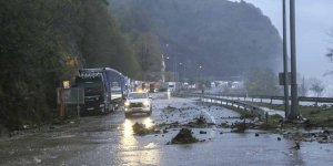 Artvin'de Fırtına Nedeniyle Yükselen Dalgalar Ulaşımı Aksattı