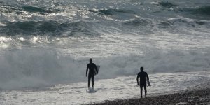Antalya'da Deniz Sörfçülere Kaldı