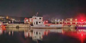 Bandırma'da Sahilde Demirli Teknede Yangın