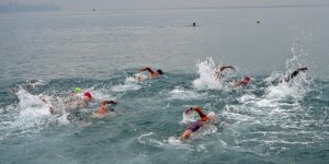 Triatloncular Deniz Kirliliğine ‘Dur’ Demek İçin Denize Girdiler